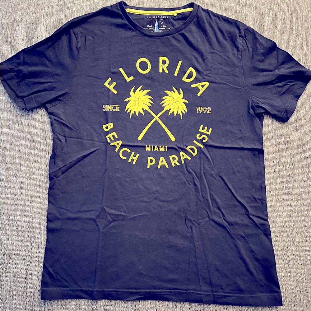 Denim & Flower NWOT size M T-shirt by Denim & Flower.